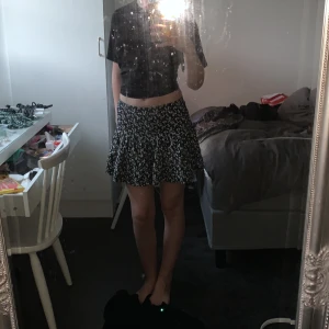 Kjol  - Hade haft den ett tag men har just nu för många kjolar👌 priset kan diskuteras!! Jag är 167 och den passar bra på mig 