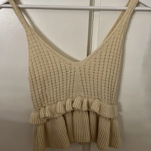 stickad topp - beige stickad topp köpt på plick, stl xs-s