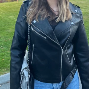 Skinnjacka - Skiitsnygg skinnjacka som jag tyvärr inte använder längre. Den är i jättegott skick. Från vero Moda, tror ej att den går att köpa längre.