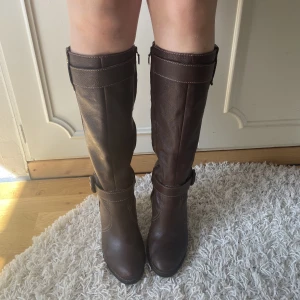 Geox skor!  - Super fina klackar från märket Geox! De är i bra skick och storlek 38/39 med 7cm klack, säljer billigt då jag inte har plats för dem längre. Skriv vid intresse! 