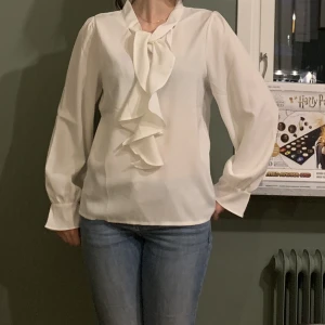 Blus - Helt ny vit blus, inte använd en enda gång  Tjejen på bilden är 160 cm, xs-s 