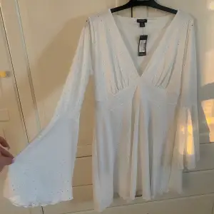 Jättefin vit klänning i Stl. 42. Säljer för att det var fel storlek för mig. Aldrig använd. Bra till student eller sommaren! 