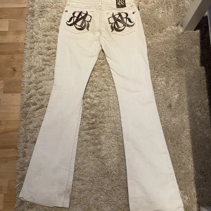Rare vintage Rock & Republic! - Rare Rock & Republic jeans. Köpte av en annan här på Plick men tyvärr passade dem inte mig, vilket är synd då dem är väldigt fina. Fläckar och trasig byxkant finns men annars i gott skick. Fråga om mer bilder önskas. Korta på mig som är 172, liten xxs💞