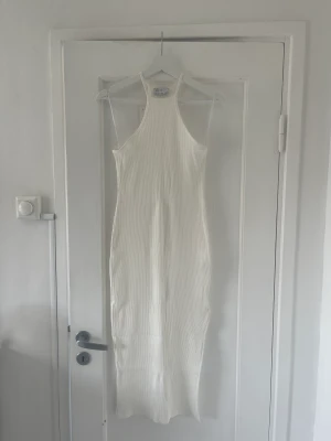 Klänning - Oanvänd mid lång smickrande klänning med slit från bershka i storlek L. Köpare står för frakt.