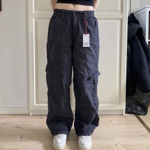 Urban Outfitters Cargo byxor - Låg midjade cargo byxor som aldrig är använda. Hör av dig vid frågor. Köparen står för frakten. 