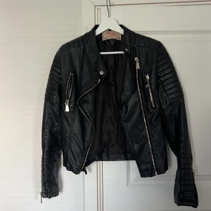 Skinnjacka - Populär skinnjacka från Chiquelle, nypris 699kr. Mycket bra skick