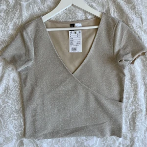 Glittrig topp - Fin glittrig topp från hm i storlek S, aldrig använd 💕 