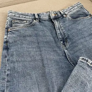 Jeans från MONKI i modellen ”ZAMI”. Storlek 30 som motsvarar 40/M, se sista bilden.  Nypris 400kr. Köparen står för frakten, pris kan diskuteras.