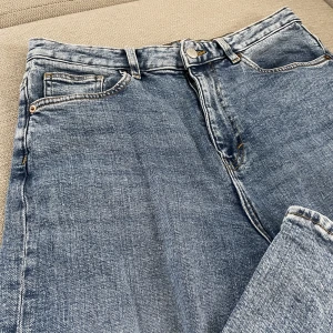 Jeans - Jeans från MONKI i modellen ”ZAMI”. Storlek 30 som motsvarar 40/M, se sista bilden.  Nypris 400kr. Köparen står för frakten, pris kan diskuteras.