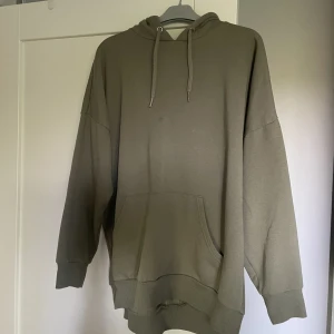 Militärgrön hoodie - Vet inte riktigt om färgen framgår men det är en perfekt militärgrön färg. Sitter fint, inte speciellt oversized. Perfekt att dra över sig nu i sommar.