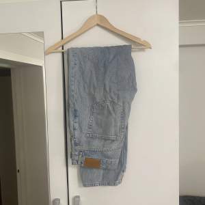 Säljer dessa ljusblåa jeans från madlady då de inte kommer till användning. Storlek 36 & de är stretchiga vilket gör att de passar bra i midjan.