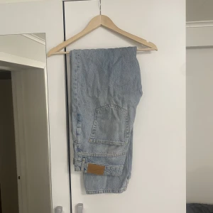Jeans - Säljer dessa ljusblåa jeans från madlady då de inte kommer till användning. Storlek 36 & de är stretchiga vilket gör att de passar bra i midjan.