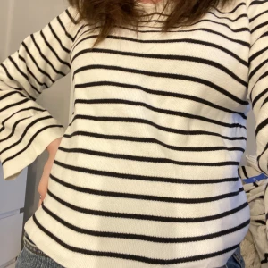 Tröja  - Randig tröja från Esprit! Jättefin och skön 🫶🏼 I princip aldrig använd! Storlek M