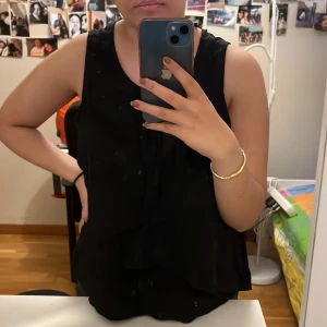 Svart topp - Bershka - Ett fin svart topp från Bershka. Storlek M men kan passa S också. Köparen står för frakt. DM om ni har frågor 