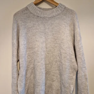 Stickad tröja - Ljusgrp stickad tröja, köpt på Lager157. Oanvänd. Står stl XS/S men skulle säga att den är mer L/XL.