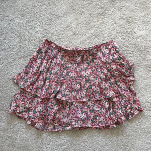 Sommarkjol - Kjol med inbyggda shorts, från zara. Strl xs. Fint skick 💕