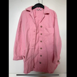 Jacka Zara  - Rosa, något oversize jacka från zara. Använt 2-3 gånger. Storlek S