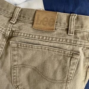 Lee jeans  - Så snygga Lee jeans i en sån snygg grön färg!!! Sparsamt använda så i jättefint skick!❤️‍🔥❤️‍🔥 jättesnygga att vika ner men också att ha som vanligt!! Passar S-L beroende på hur man vill att dom ska sitta!!!🤍