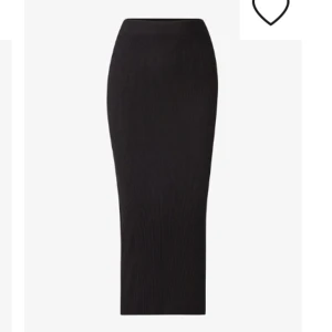 Chealsea kjol - Säljer då jag inte använder den 💗 helt ny storlek M/l men passar mig jättebra som har xs är ungefär 160cm och den går till mina fötter 