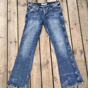 Riktigt fina y2k low waist Jeans med väldigt unik wash Midjemått 38cm Innerbens längd 75cm Ytterbens längd 98cm