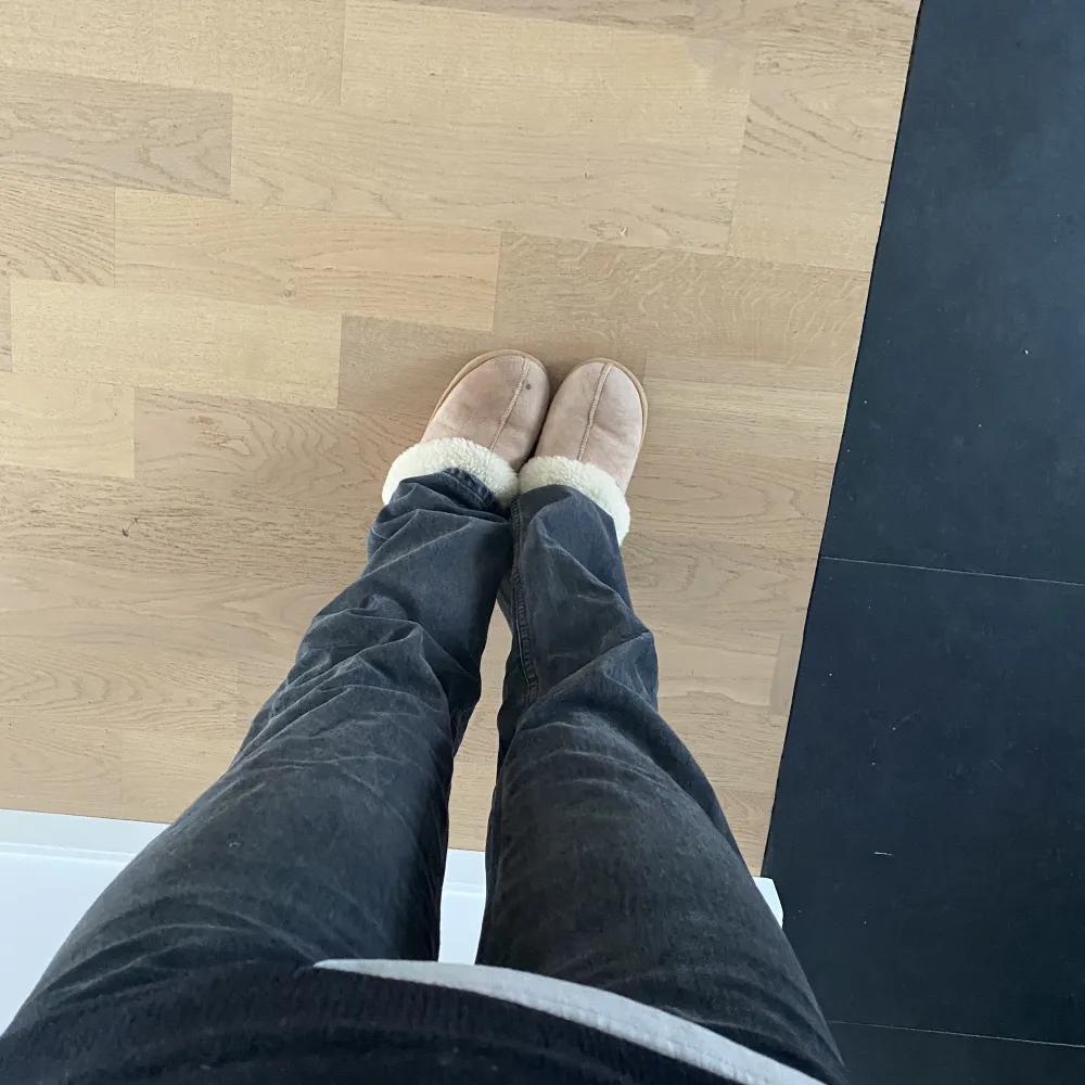 Säljer dessa mörk grå zara jeans i storlek 36. 💓💓 Är 166 cm lång. Kan mötas upp i Stockholm annars står köparen för frakten. . Jeans & Byxor.