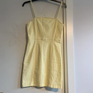 Ljusgul jeansklänning  - Ljusgul jeansklänning från H&M i storlek 38, minimalt med stretch. Endast använd två gånger! Frakt tillkommer ⭐️