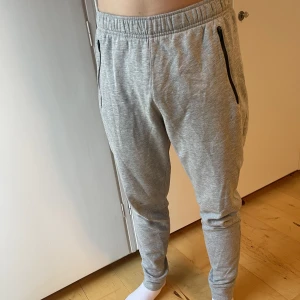 Adidas mjukisbyxor - Har någon fläck vid märket men annars bra skick.