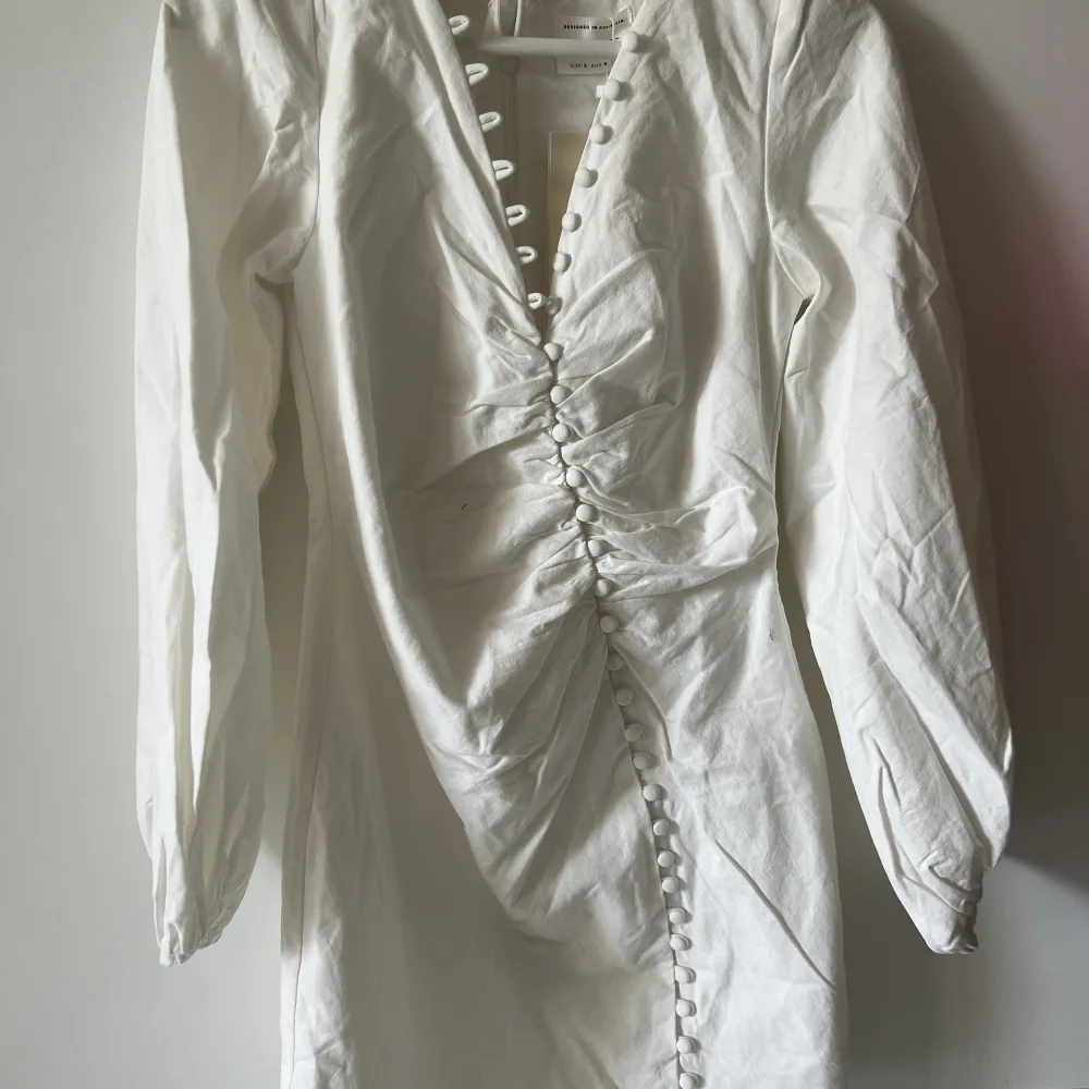 Jag säljer en vit klänning från Sabo då den inte passar mig. Prislappen är kvar och den är bara testad en gång . Klänningar.