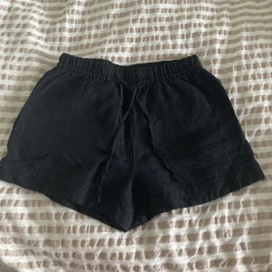 Linne shorts - Svarta shorts i linnetyg från hm.  Köptes förra juni så modellen finns förmodligen inte kvar att köpa men de är midwaist/lowwaist beroende på hur man väljer att ha de. Endast använda en gång så väldigt bra skick.   Går bra att trycka på ”köp nu!”💗