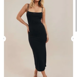 Maxiklänning Chiquelle, oanvänd  - Helt oanvänd med tags kvar. Slutsåld maxiklänning från Chiquelle i XS.