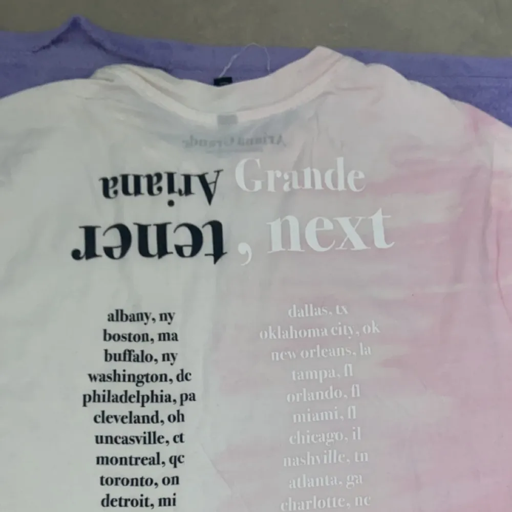 Ariana Grande Thank Sweet översizad tröja Sick: Använt en gång.  ⚠️OBS⚠️  Tröjan är väldigt väldigt lång och översizad!! Kan diskutera över priset 💬💞 . T-shirts.
