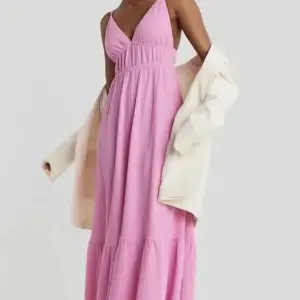 Hej!! Söker denna klänningen ifrån Gina tricot i strolek XS/ eller S. Hör av er om ni säljer eller kan tänka sälja liknande. Behöver fort!!❤️