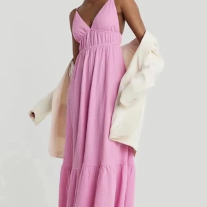 Rosa långklänning  - Hej!! Söker denna klänningen ifrån Gina tricot i strolek XS/ eller S. Hör av er om ni säljer eller kan tänka sälja liknande. Behöver fort!!❤️