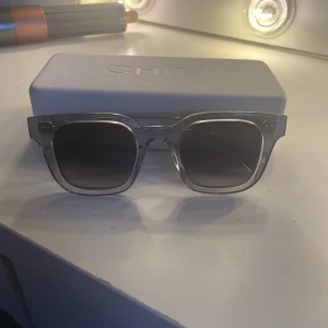 Chimi 04 - Ett par jättefina chimi solglasögon i modellen 04. helt oanvända, så inga skador. Vid frågor eller mer bilder är de bara att skriva💓