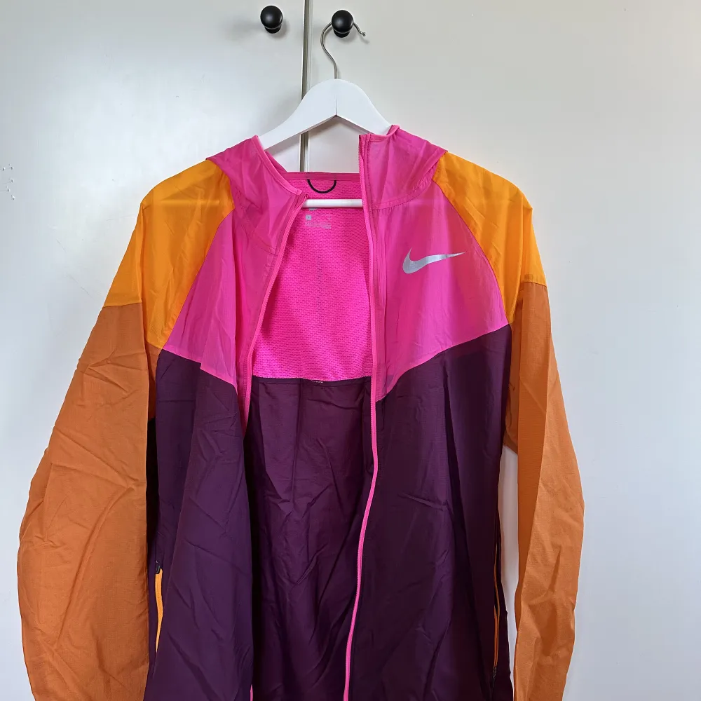 Nike running jacket nästan helt oanvänd . Jackor.