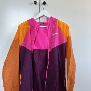 Nike running jacka  - Nike running jacket nästan helt oanvänd 