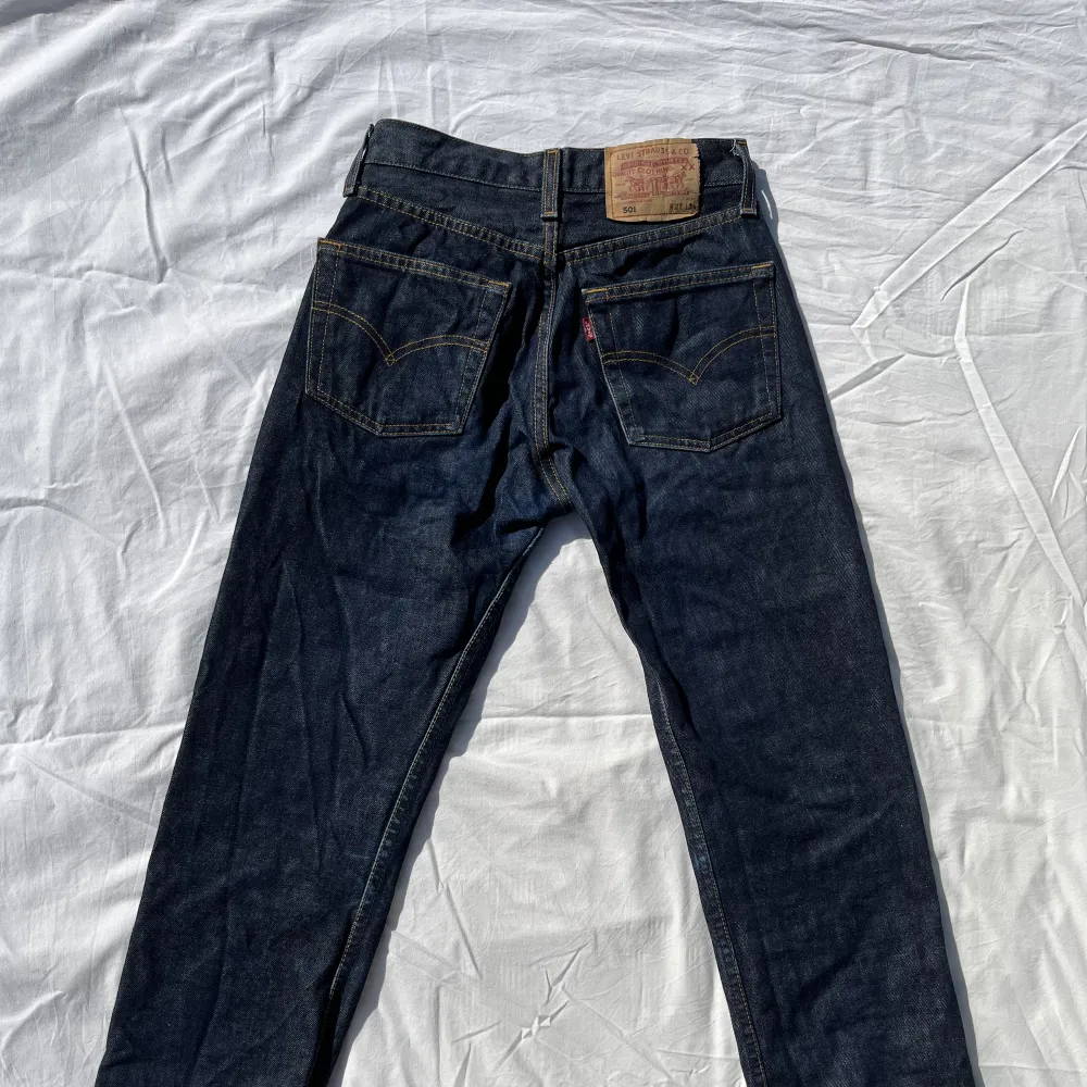 Ursnygga Levi’s 501 jeans som tyvärr är försmå på mig 💞inga defekter  . Jeans & Byxor.