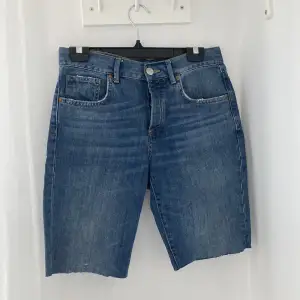 Säljer ett par jean shorts från Gina Tricot , storlek 36, fint skick ! Säljer på grund av för liten storlek ! 