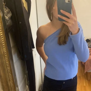 One shoulder top - Supersnygg topp från Gina tricot, den är aldrig använd och prislappen sitter kvar! 