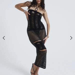 Jättefin klänning från Jaded London i nyskick, eftersom den tyvärr inte har kommit till användning så säljer jag den vidare. Köpt för 1035kr. Alla bilder är lånade från jadeds hemsida, skicka pm så kan jag skicka egna bilder på klänningen:)