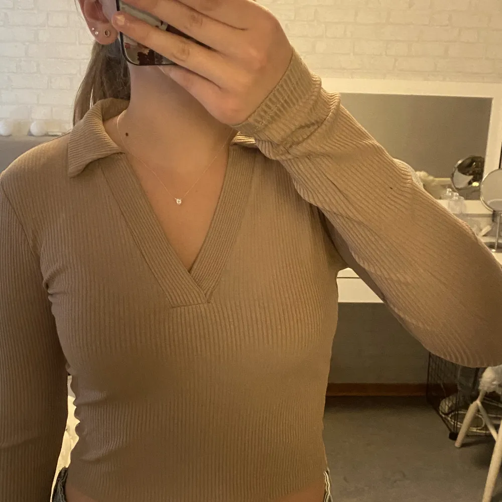 En helt ny brun/beige tröja med lapp kvar, så snygg men tyvärr i för liten storlek för mig:(. Toppar.