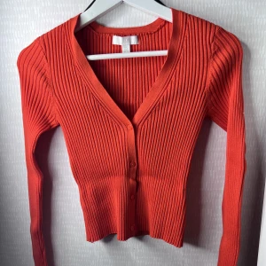 Stickad tröja  - Orange stickad tröja från H&M, stl S, Fin färg för sommaren. 