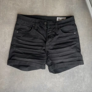 Lågmidjade svarta jeansshorts 🖤 - Lågmidjade svarta jeansshorts från Crocker Jeans 🖤 säljer då de för små för mig i låren, därav små slitningar mellan låren men inget man lägger märke till. Även därför priset är lågt. Storlek XS🖤