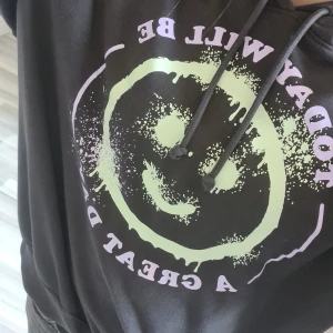 Hoodie - En svart hoodie med tryck. Har växt ur den så därför säljer jag den