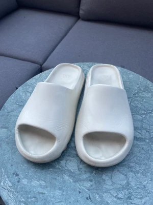 Yeezy slides - Yeezy slides, köpt på flightclub i usa men har inte kvitto därav priset, priset går även att diskutera vid snabb affär