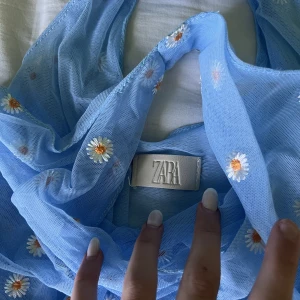 Blå zara väska💙 - Supersöt väska från zara som är perfekt för sommaren och stranden❤️helt perfekt skick! Köparen står för frakten, vid frågor är det bara att komma privat❤️ Köparen står för frakten  