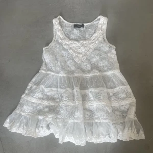 Jätte gullig topp - Jätte gullig och fin topp köpt second hand. Märket är iallafall SisterS point 💖