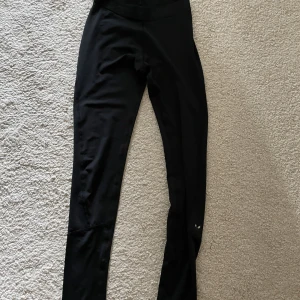 träningleggins - har använts länge och mycket, är slitna och säljer de därför för lågt pris! 