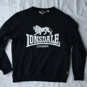 Sweatshirt  - Sweatshirt från märket Lonsdale, unisex, storlek S