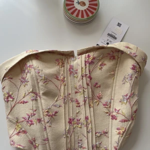 Bershka korsett topp - Aldrig använd. Lappar kvar. Passar s-m. 